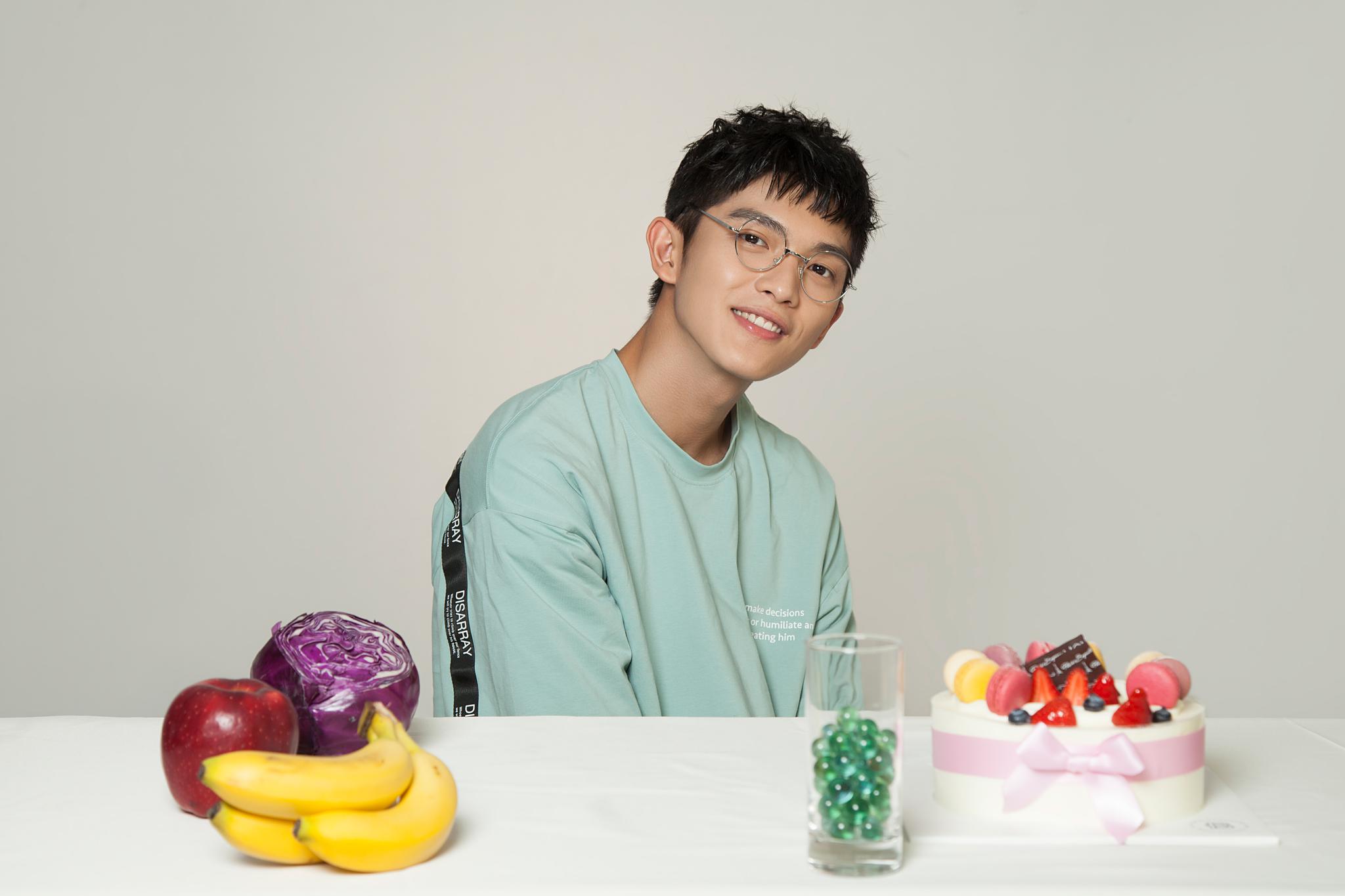 林辉瑝最新写真曝光 眼镜考究画面五彩缤纷