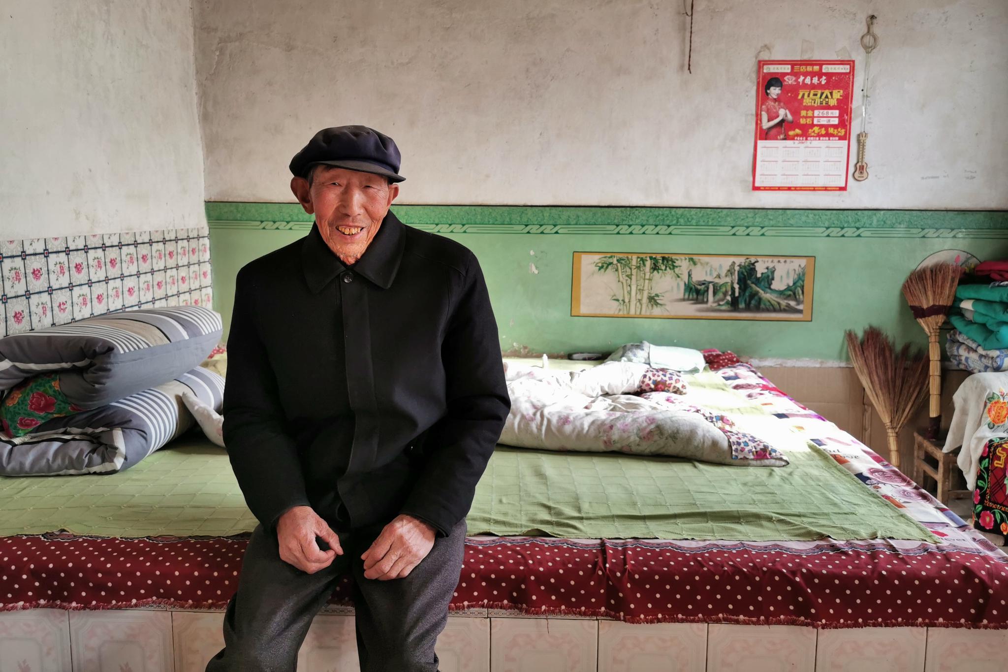 甘肃省白银市靖远县,三滩镇,一户寻常农家,院子里铺满了金黄的玉米粒