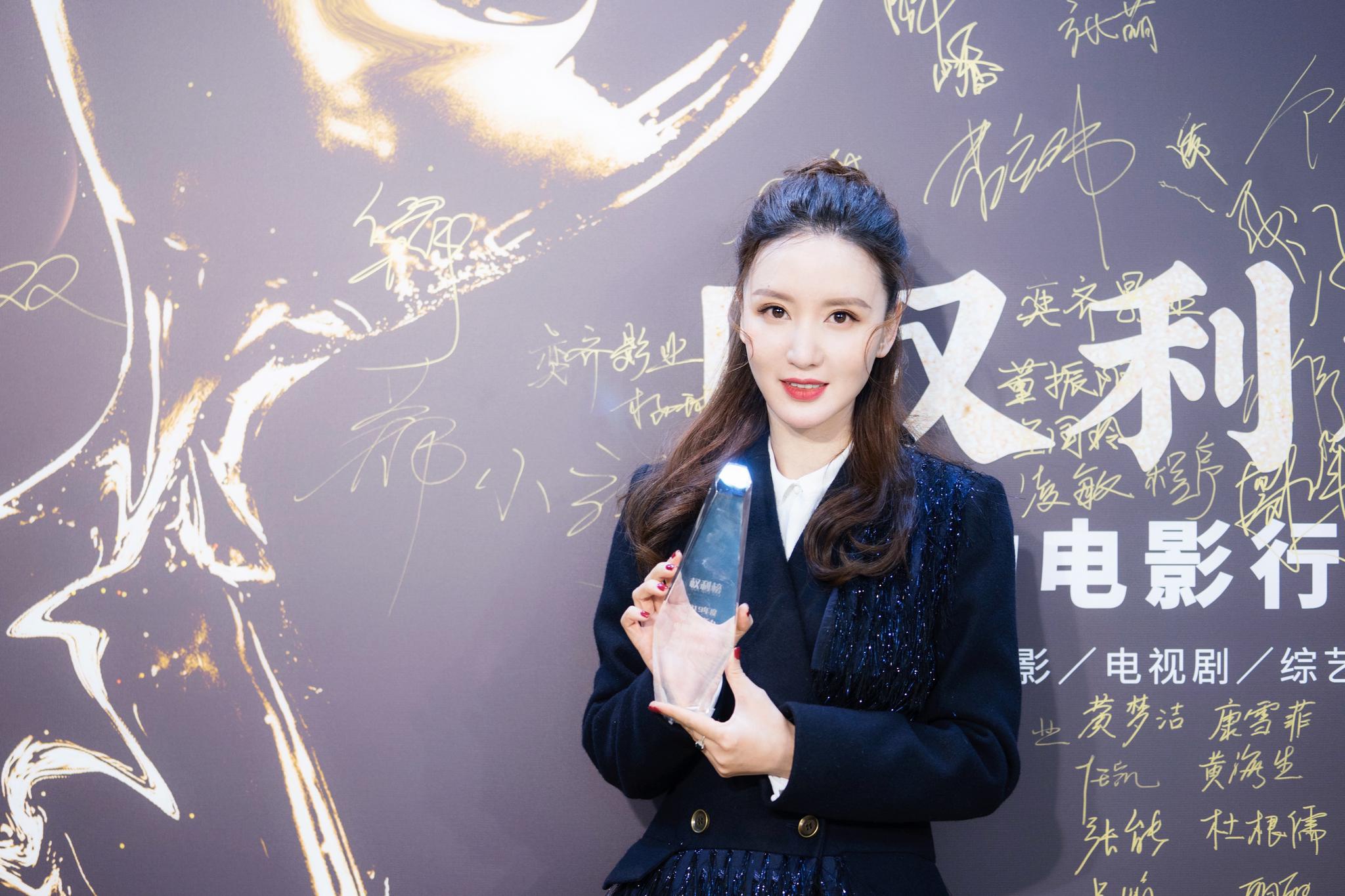 然而张萌并没有在演员的角色上有一丝懈怠,由她与孙俪,罗晋主演现代