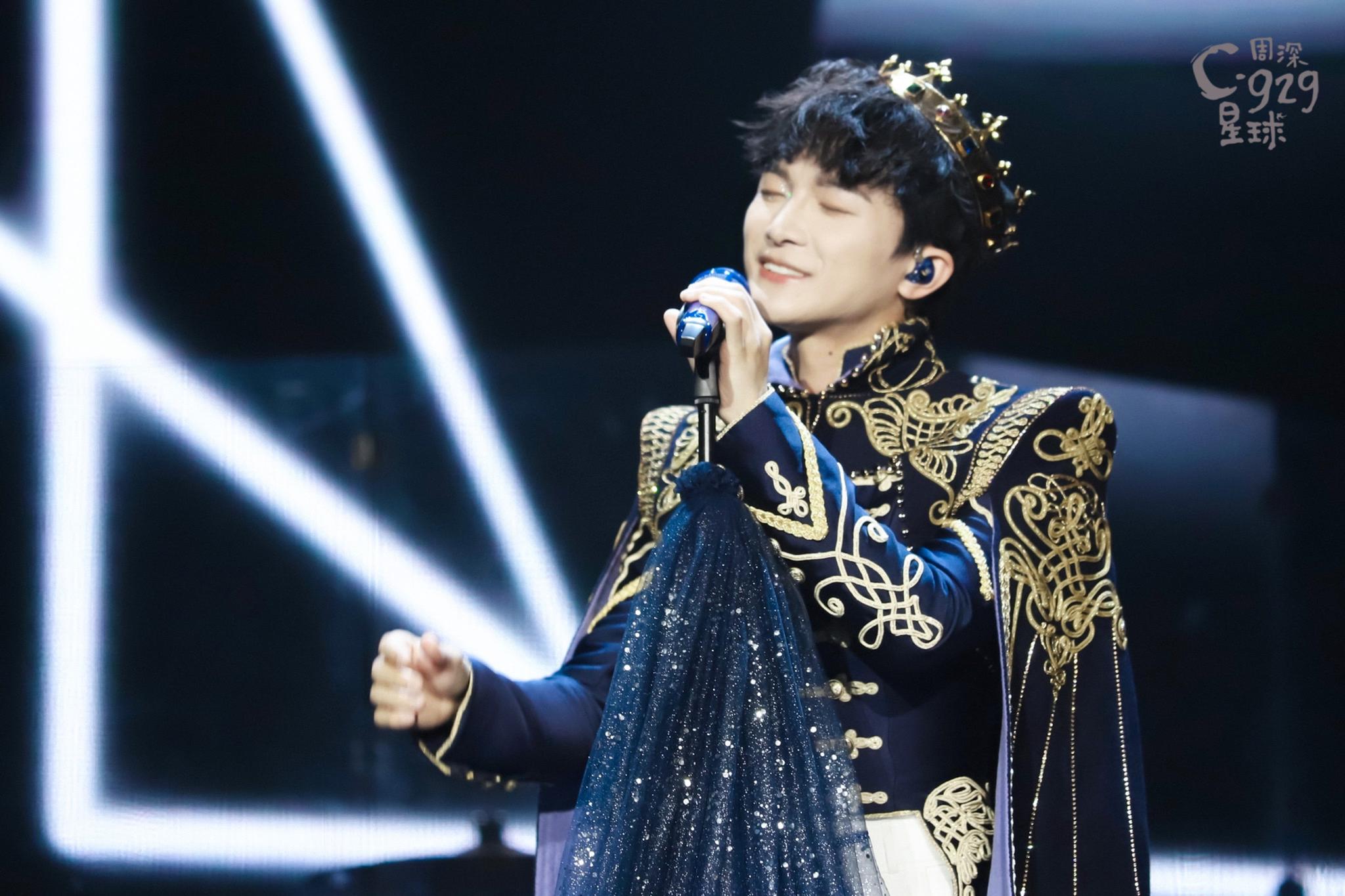 当晚,小王子周深从站上星球舞台的那一刻起便是浅浅歌声俘虏人心,高歌