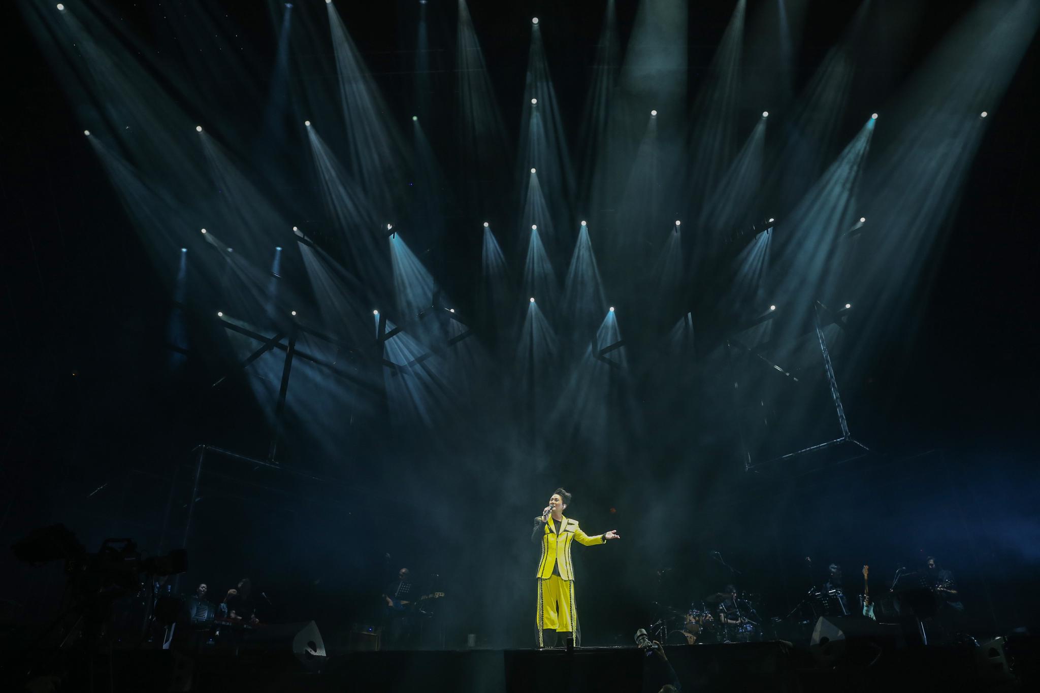 张信哲"未来式"沈阳寒冬开唱 告别2019迎接2020