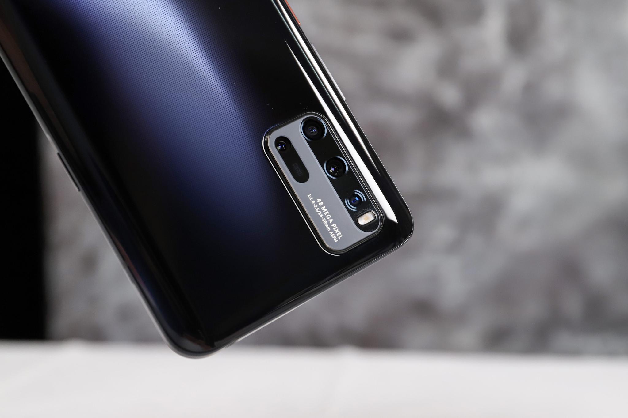 富有速度感的设计风格 超小屏幕孔径 iqoo 3图赏