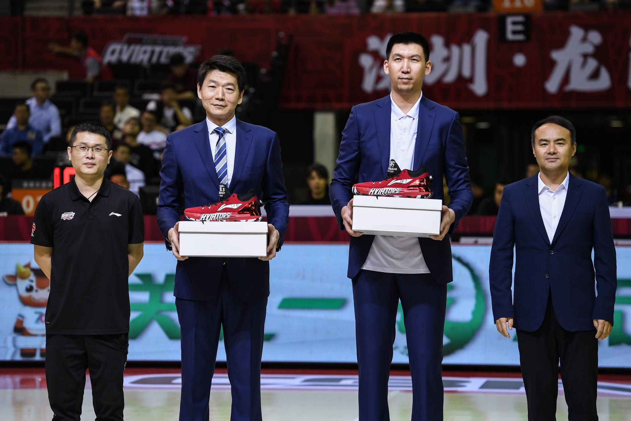 篮球深圳马可波罗为球队功勋张凯邱彪举行球衣退役仪式