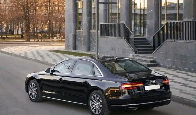 实拍奥迪a8l w12版,配6.0t.12缸发动机,指导价271.5万