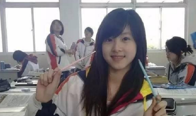 一组章泽天高中时期照片,身穿普通校服都清新脱俗,甜美可爱