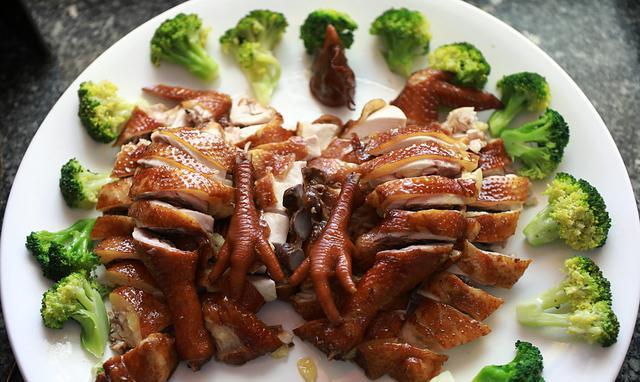 江门市鹤山美食:一大盘灵芝鸡,大片食物