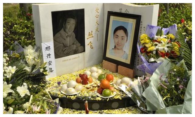 实拍爱心歌手丛飞墓地身边有妻子相伴鲜花环绕清贫一生