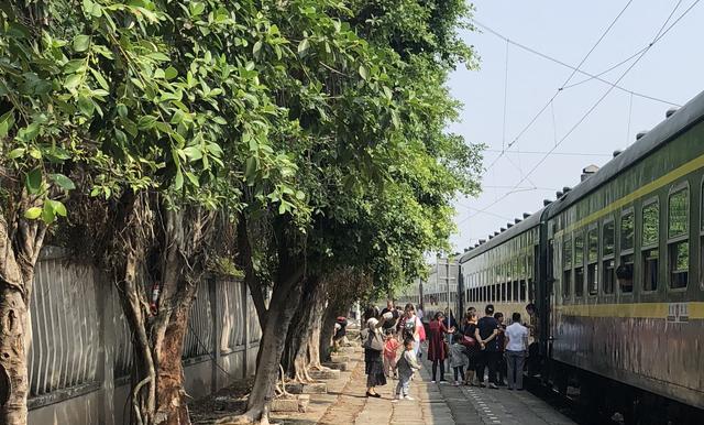 重庆主城区一日游之坐绿皮火车去铜罐驿古镇