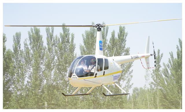 山东泰安飞行员农村创业开直升机拍600亩樱桃园