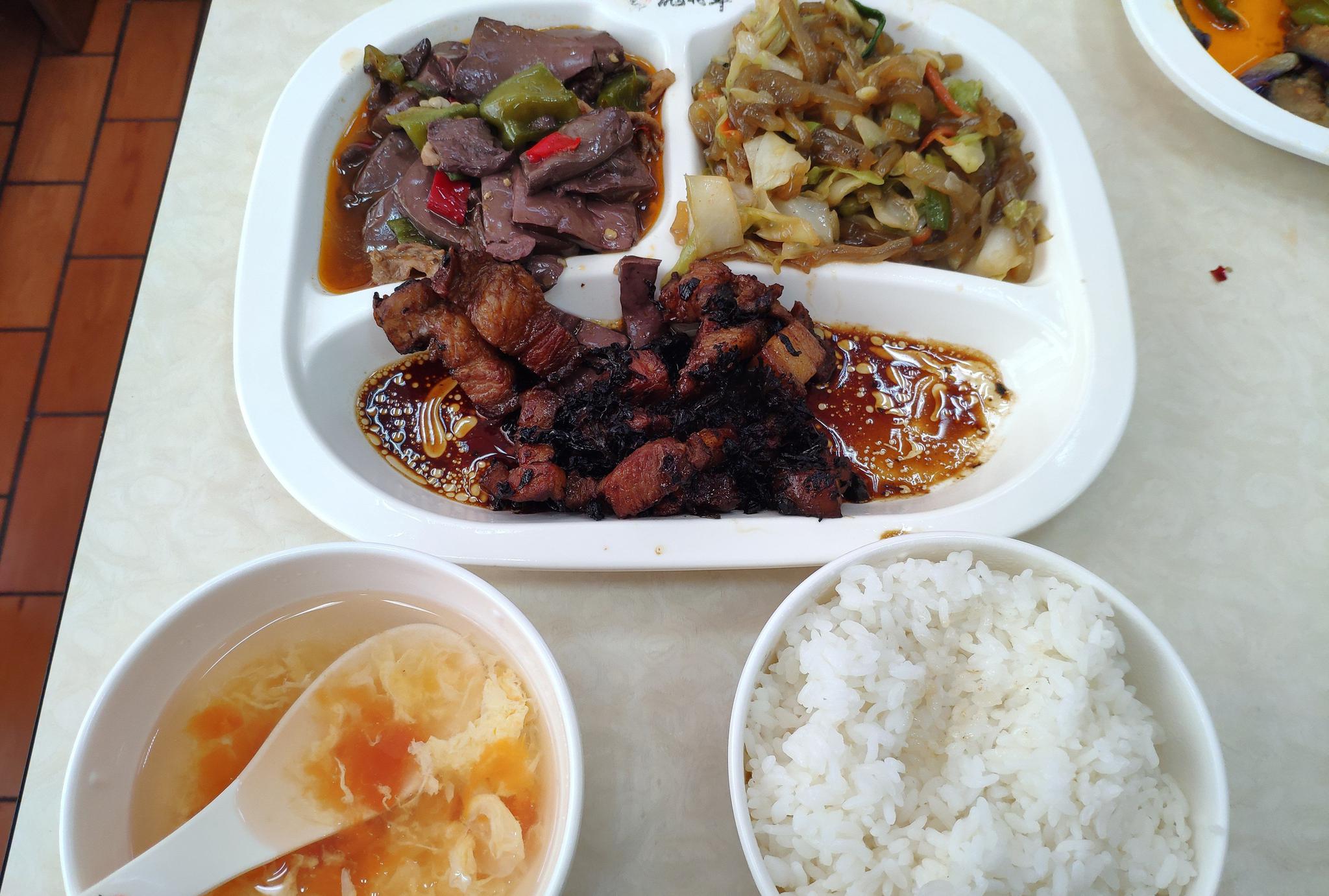 三线城市吃快餐,两荤一素14块钱,你们觉得实惠吗?你们那要多少