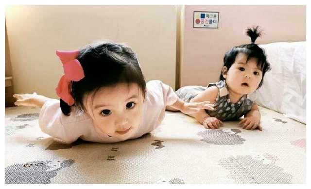 贾静雯的二女儿咘咘一定是吃可爱长大的 这几个动作太萌了有没有