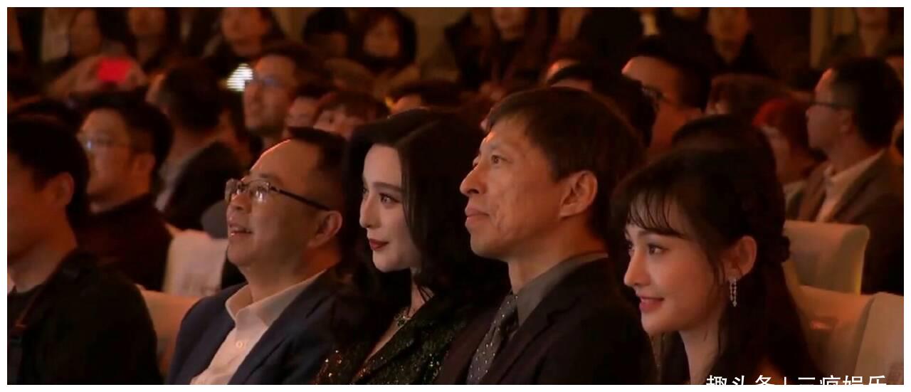 范冰冰与郑爽罕见同框比美,两人分别坐在张朝阳左右,纷纷获奖