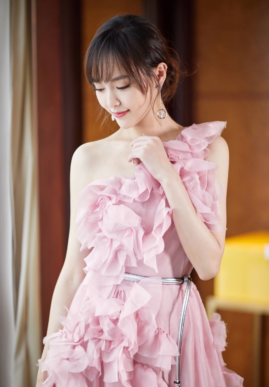 新浪看点# 唐嫣身着粉色斜肩长礼服,温婉. 来自好剧回顾 - 微博