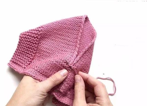 织一条长方形对折缝合,护耳帽编织完成