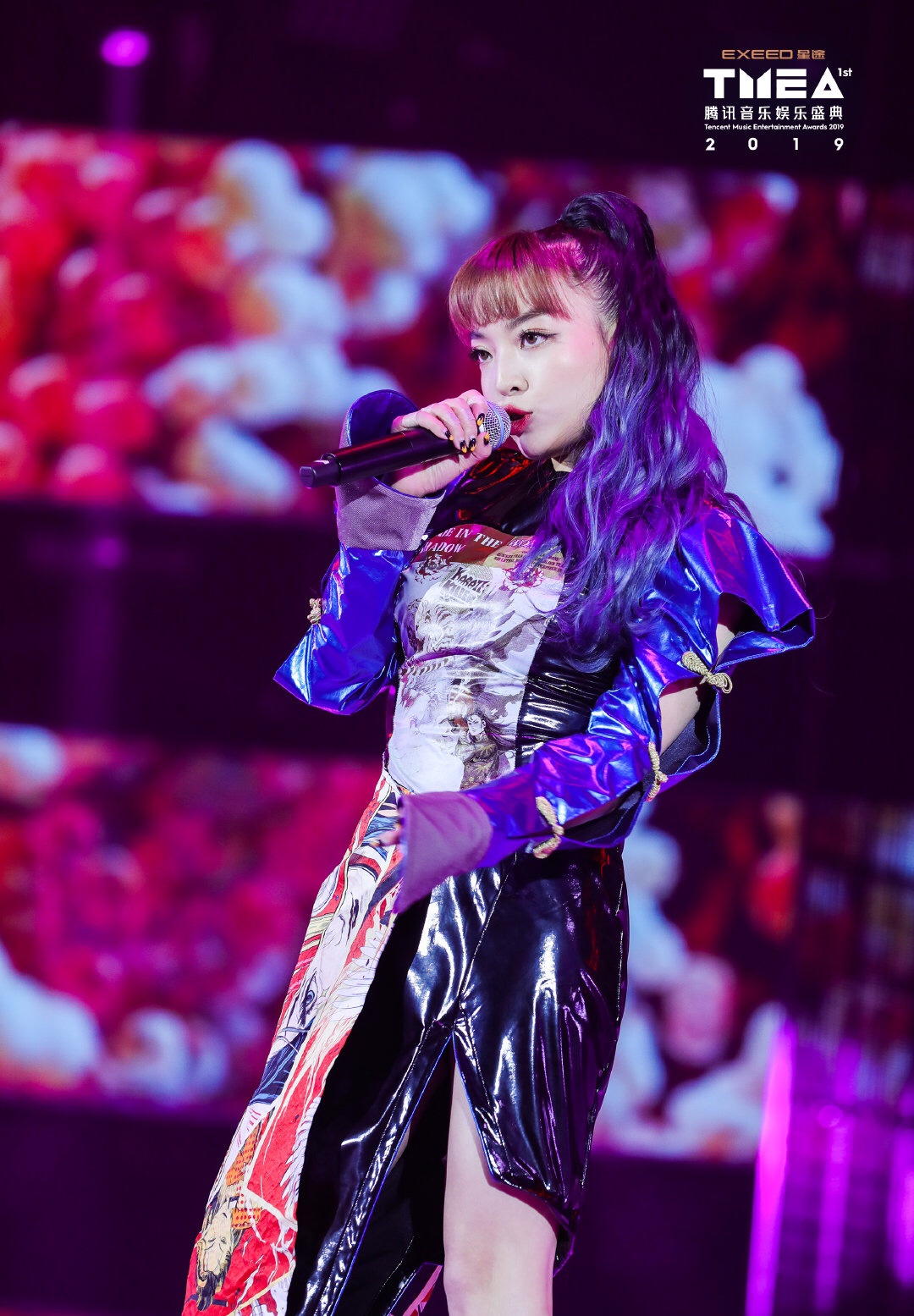 vava毛衍七撕漫造型搭配紫色长马尾玩媚亮相2019tmea盛典