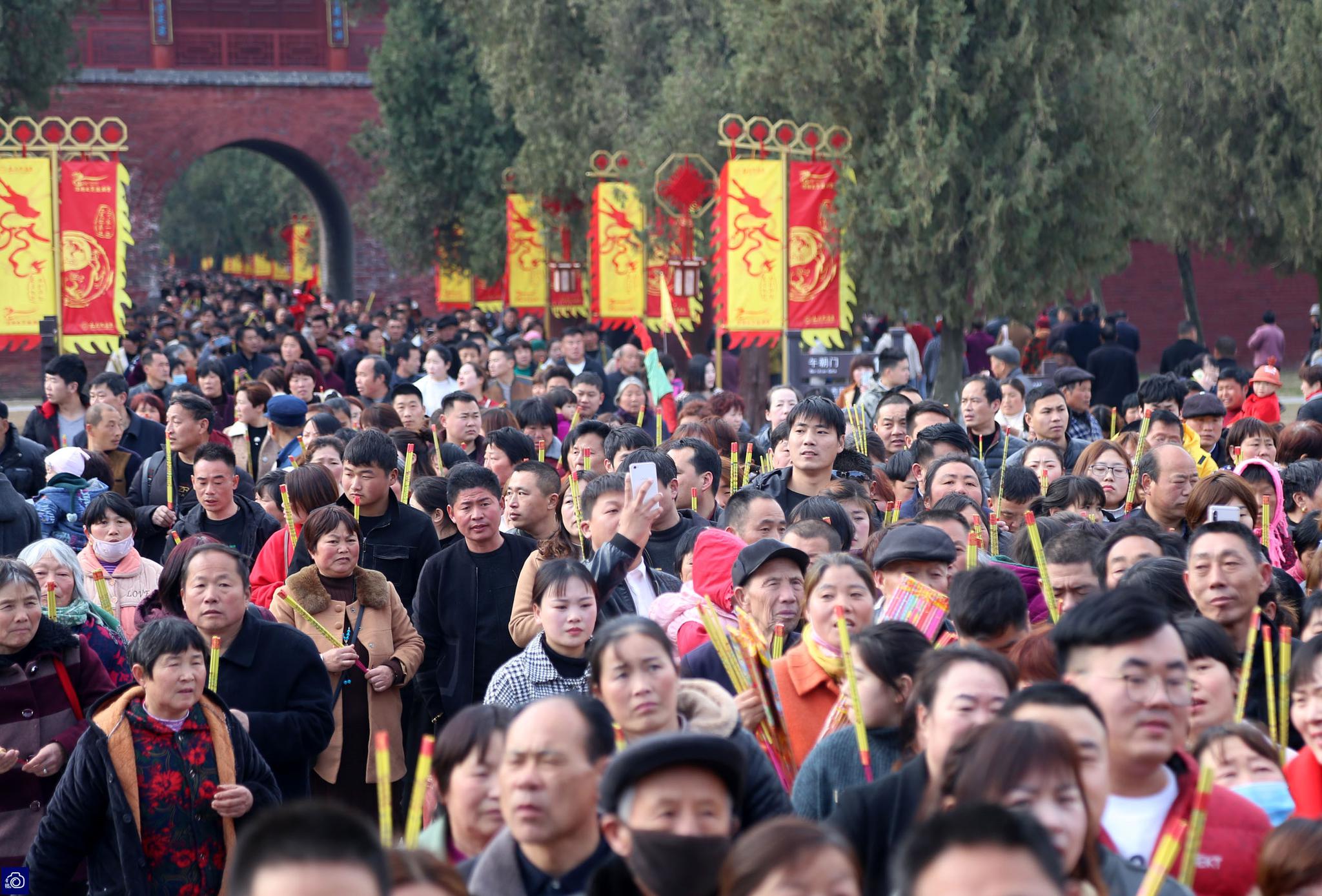 “全球最大庙会”每天平均40万人烧香，凌晨1点就有人来排队|庙会|太昊陵|排队_新浪新闻