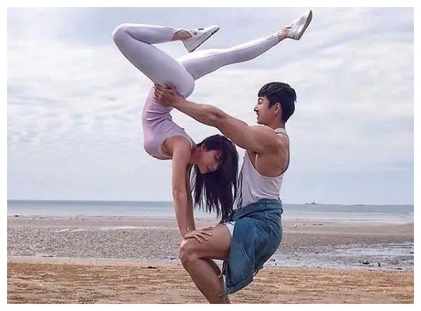 太虐狗! 舞蹈女神爱上健身教练, 情侣瑜伽解锁新的招式!