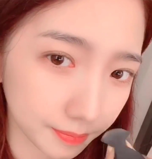 孟美岐离不开眼妆当组合成员故意放出她的素颜照像换了个人