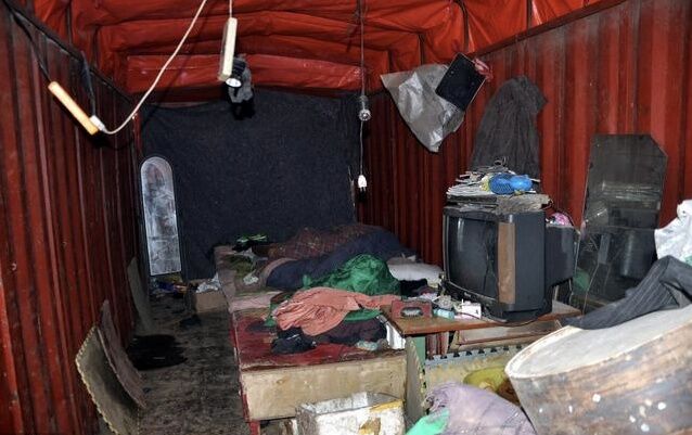 家境贫穷丈夫动了卖孩子的心思,无奈带仨儿子拾荒如今盼孩子出息