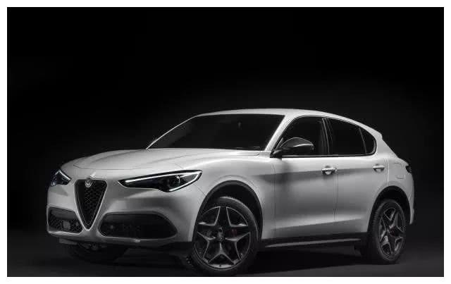 最美轿跑suv阿尔法罗密欧stelvio三叶草中网3998万起