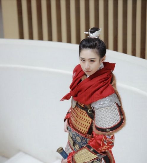 头上戴着束发嵌宝紫金冠,齐眉勒着二龙抢珠金抹额,穿一件白色银铠甲