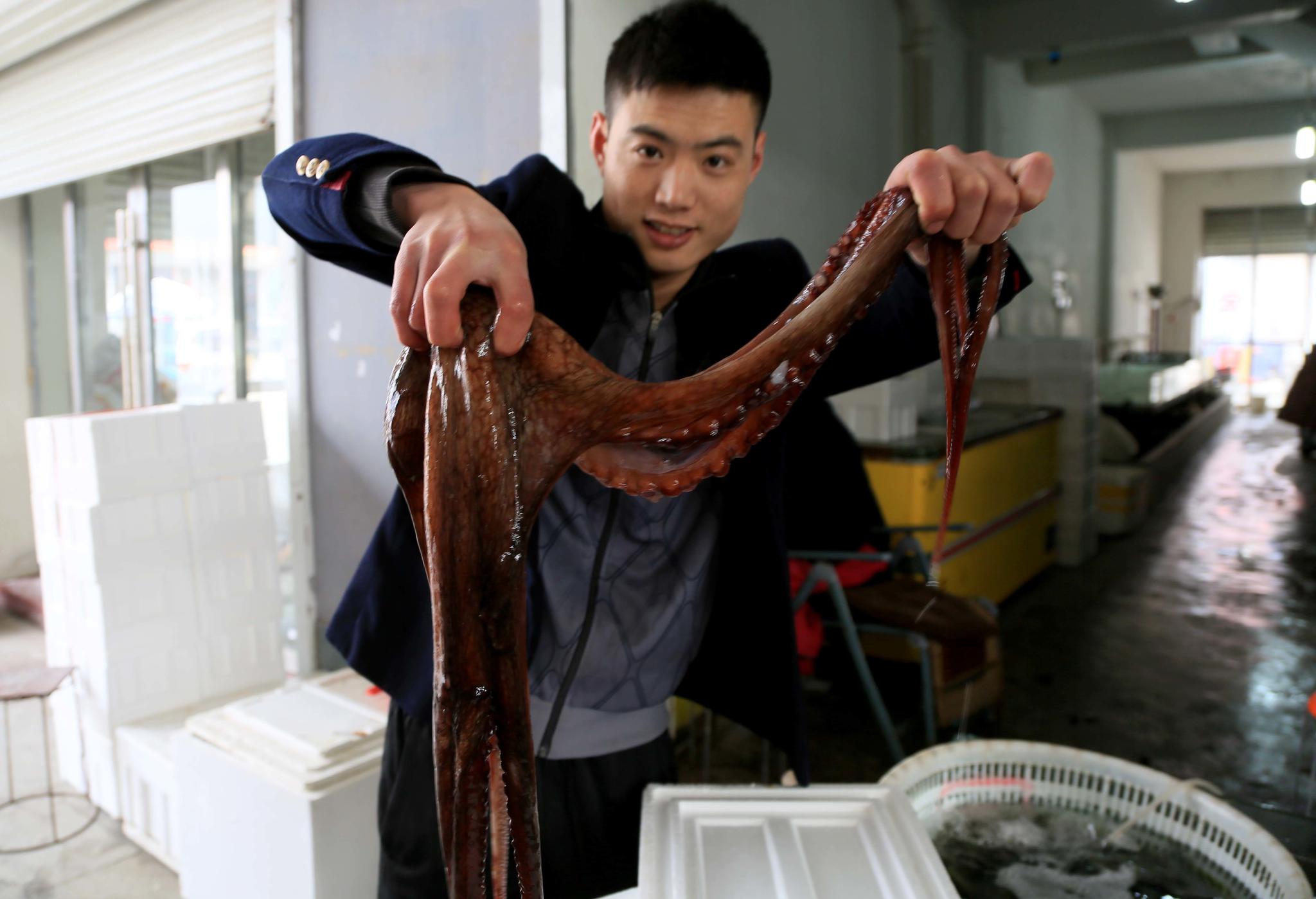 海货市场罕见深海章鱼王一米多长,500元被酒店老板定购