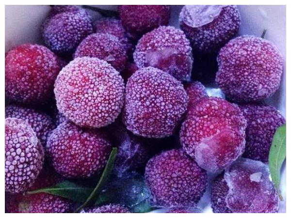 我要是不说名字,你们可能很多人都认不出来,一般这种水果表面是紫色的