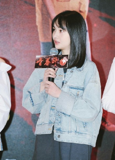 郑爽出山参加新剧发布会,可爱比心示爱粉丝!恋爱让她变得更甜!