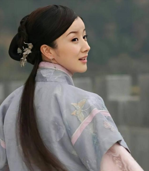 2011年出演《麻姑献寿》,饰演女一号仙女麻姑.