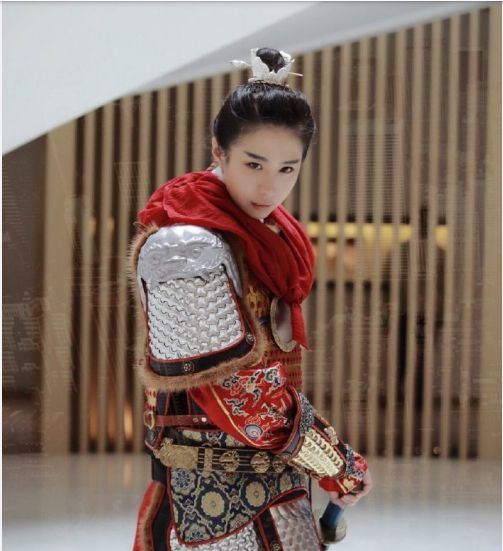 巾帼女身穿银色战甲英姿飒爽,手中这把宝剑剑气如霜