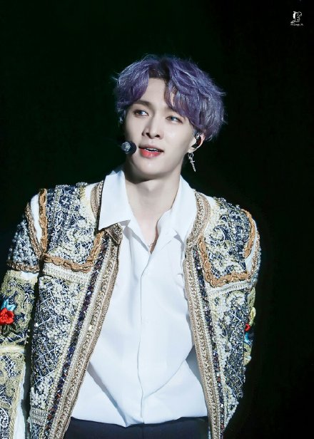 张艺兴紫发造型亮相 眼妆超迷人 蓝色美瞳好魔幻