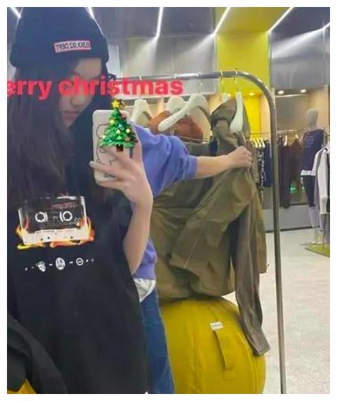 王菲女儿外出购物心情好,李嫣试穿衣服,对镜自拍超开心