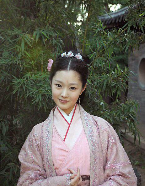 阚清子在《红楼梦》中饰演麝月,是主人公贾宝玉身边一等丫鬟,虽然说戏