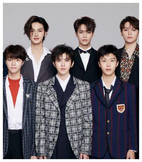 蔡徐坤团队毕业照,一眼便能吸引观众注意力,当之无愧的"c"位