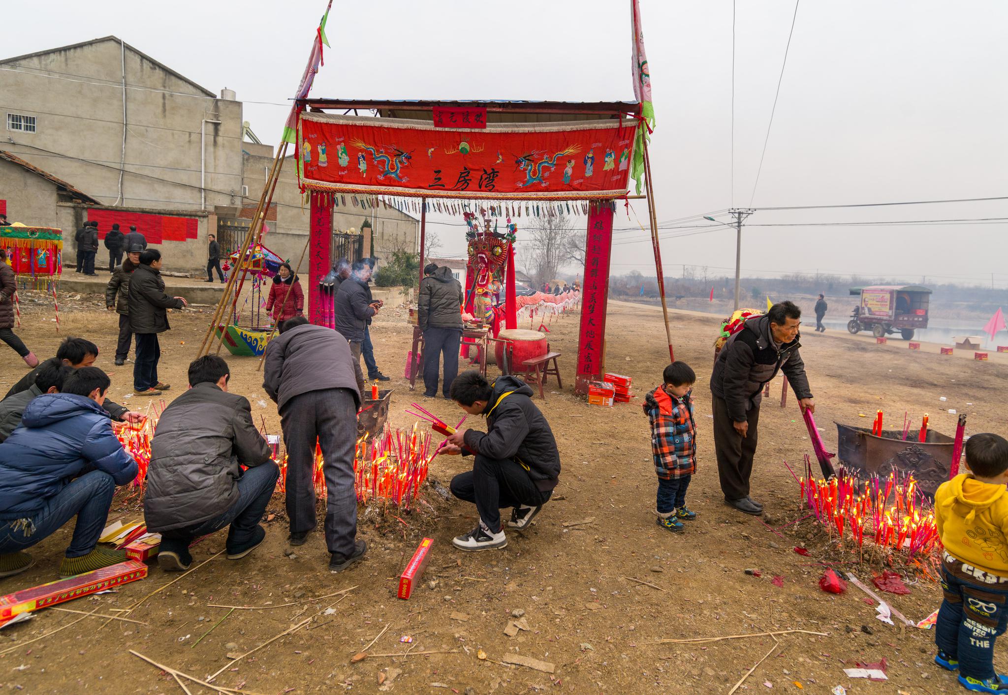 游走千年古驿龙灯之乡 看孝感杨店百条"滚龙"狂舞