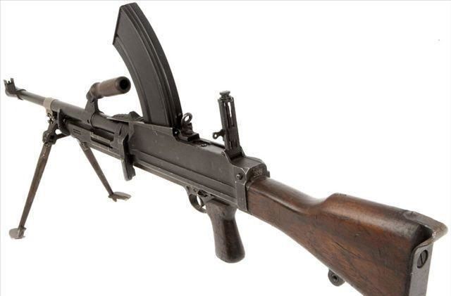 看了很多二战题材的电影,注意到了英军的布伦式轻机枪与捷克式轻机枪
