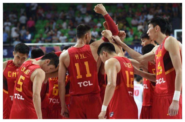 中国男篮好消息！球队最大对手遭遇困境，拿到奥运会门票稳了！