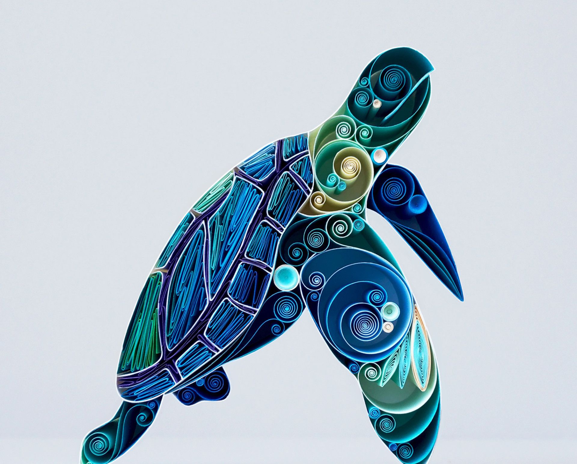 运用各种颜色的卡纸折叠叠加在一起创作出不可思议是艺术品