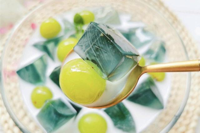 看一眼就爱上的消暑美味甜品——水果蝶豆花凉粉