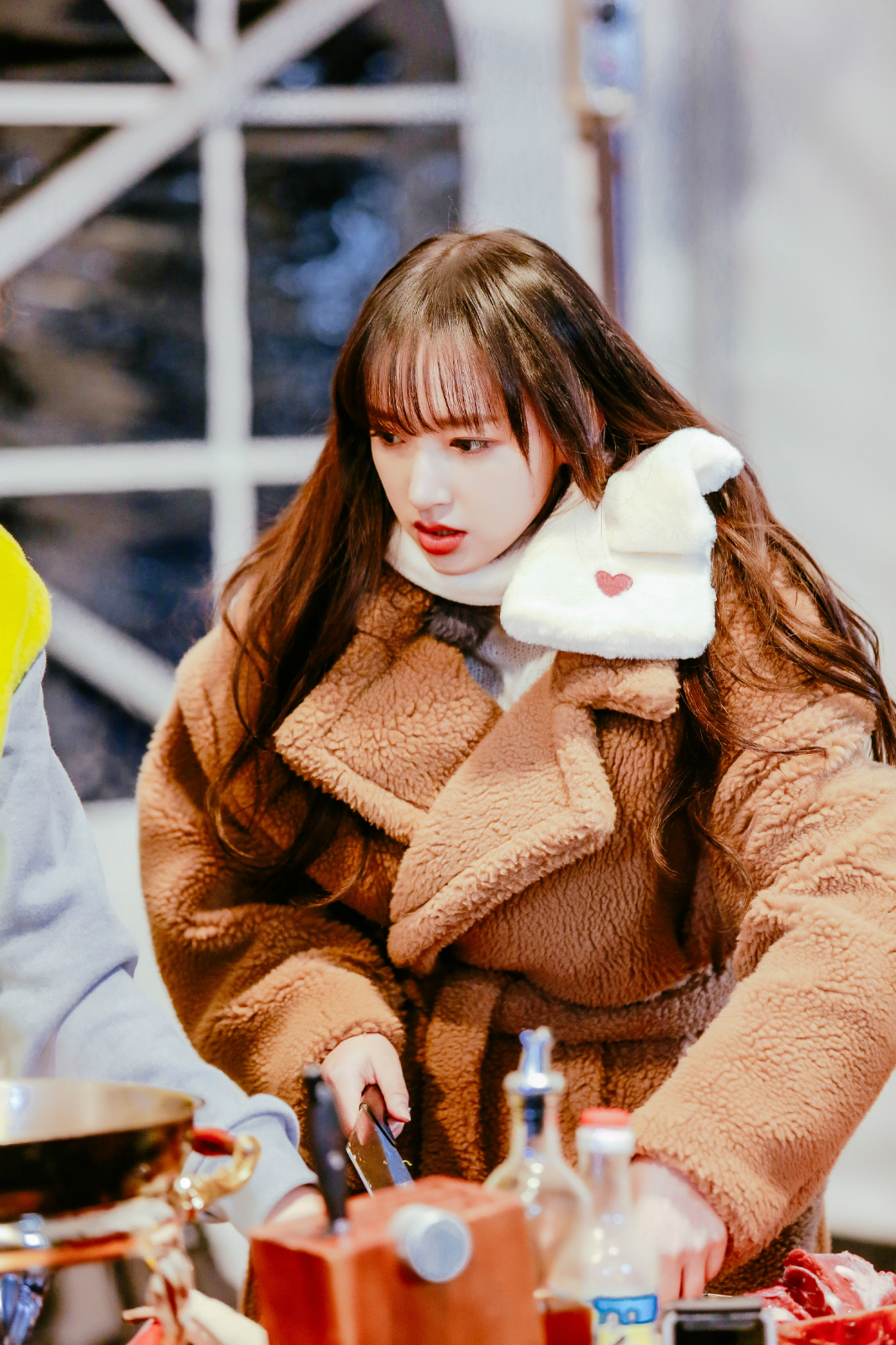 程潇《野生厨房》明朗少女上线 妈妈式抱鱼令人笑出腹肌