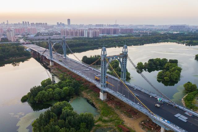 浑河桥之东塔桥日观双塔恢宏宏图大展夜赏浑河水流流光溢彩