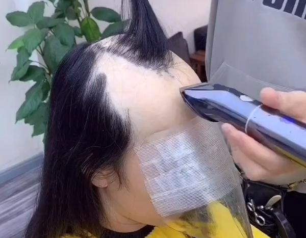 秃头女孩换新发型后,秒变气质美女!|脱发|小姐姐|理发师_新浪新闻