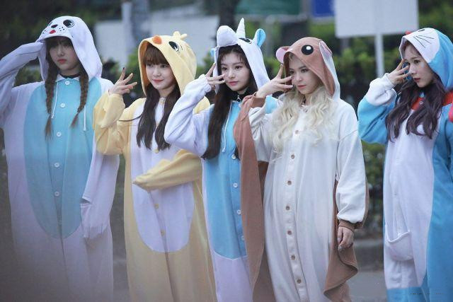 乐华新女团亮相,齐穿连体玩偶装可爱暴击,少女感满分!