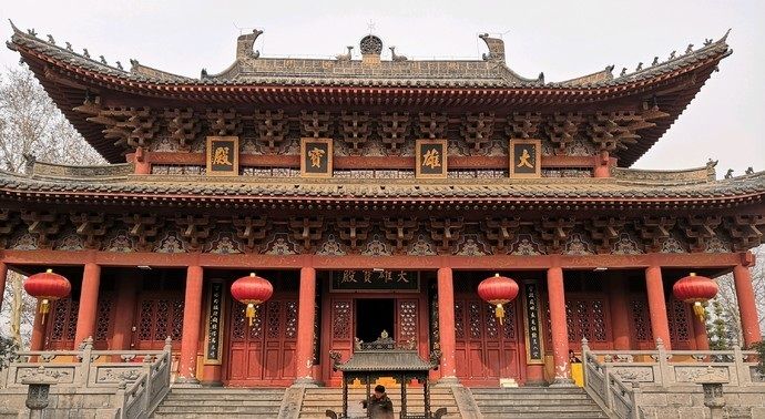 白马寺现存的遗址古迹为元,明,清时所留,其中大雄宝殿是全寺主殿,殿内