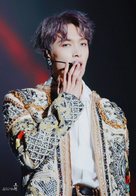 张艺兴紫发造型亮相 眼妆超迷人 蓝色美瞳好魔幻