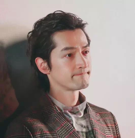胡歌新发型"卷发背头",潮男必备款