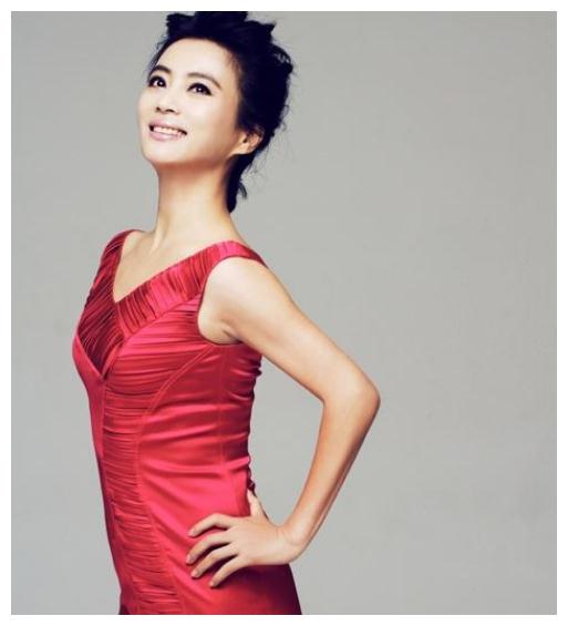 她是最美"玉兔精",二婚远嫁国外独宠6年,今56岁带子回国捞金