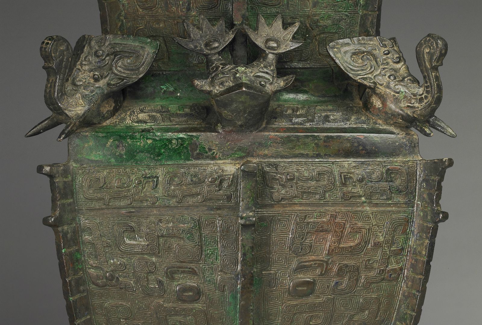 台北故宫青铜篇亚丑方尊钩连乳丁纹羊首罍堪称至宝