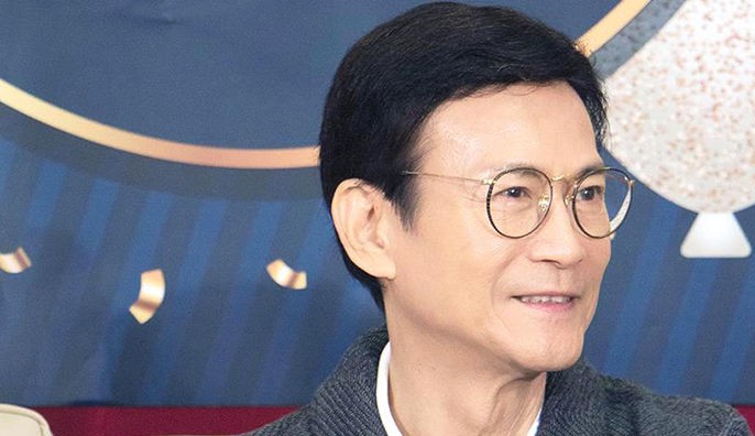 72岁郑少秋近照曝光黑框眼镜风度翩翩气质儒雅被赞不老男神