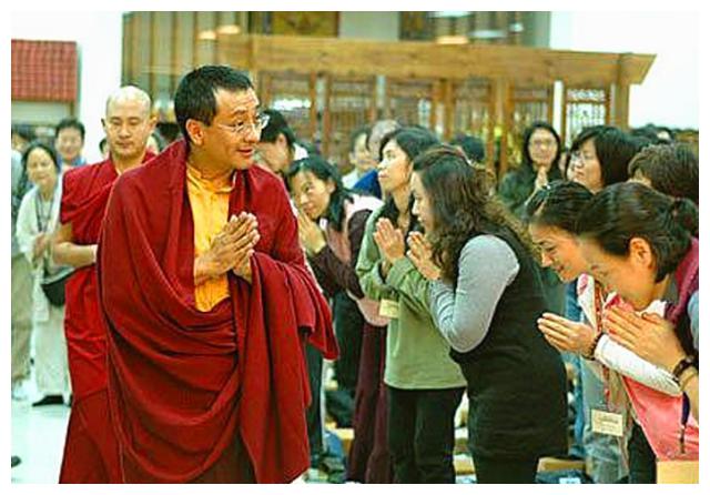 阿雅的丈夫竹庆本乐仁波切与阿雅在一起之前有过一段婚姻,他2000年就